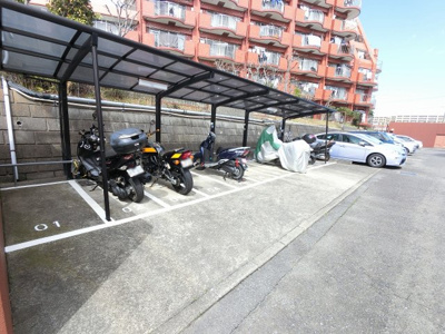 【その他共用部分】 | ライオンズマンション金沢八景B棟 | バイク置場です。
屋根がついており安心です。