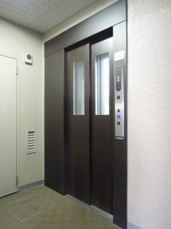 【その他共用部分】 | お買い物時やベビーカーの出し入れに便利なエレベーター付。