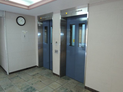 【その他共用部分】 | 第二磯子ハイツ | お買い物時やベビーカーの出し入れに便利なエレベーター付。
混雑時にも便利なエレベーター2基付です。