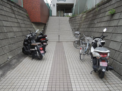 【その他共用部分】 | フレンドポート長津田 | バイク置場、自転車置き場スペースです。
