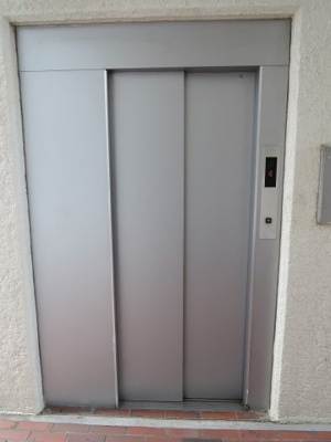 【その他共用部分】 | ハウス金沢八景 | お買い物時やベビーカーの出し入れに便利なエレベーター付。