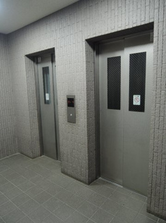 【その他共用部分】 | お買い物時やベビーカーの出し入れに便利なエレベーター付。
混雑時にも便利なエレベーター2基付です。
