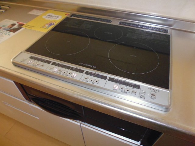 ウィステリアＢのキッチン|ＩＨ３口コンロ付