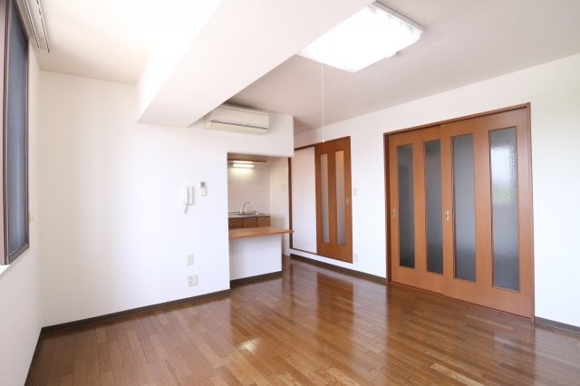 YKハイツ西明石の居間・リビング