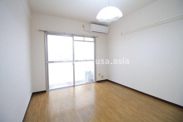 フレクション堀川の洋室