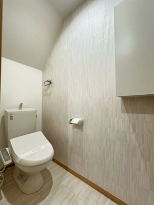 【トイレ】 | リブラD棟 | トイレは温水洗浄便座付き！人気のバス・トイレ別です♪小物を置ける便利な棚やタオルハンガーも付いています♪