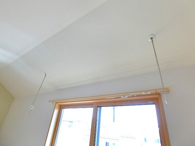 【設備】 | リブラD棟 | 洋室7.5帖のお部屋にある室内物干しです！雨の日やお出掛け時の室内干しにとても便利☆花粉や梅雨の時期に重宝しますね♪