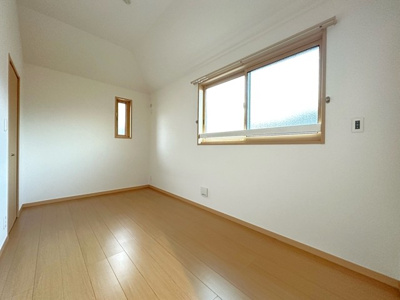 【子供部屋】 | リブラD棟 | 2階・洋室5.6帖☆角部屋二面採光のお部屋です！こちらのお部屋にもウォークインクローゼットを完備しています♪