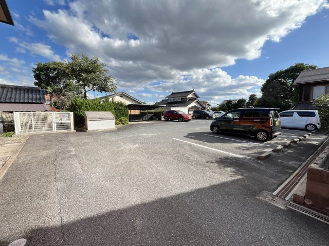 セジュールアイリスの駐車場