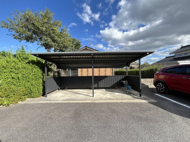 セジュールアイリスの駐車場