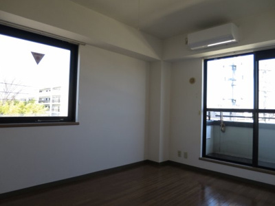 【居間・リビング】 | ベルエール調布 | ゆったり過ごせる居間です