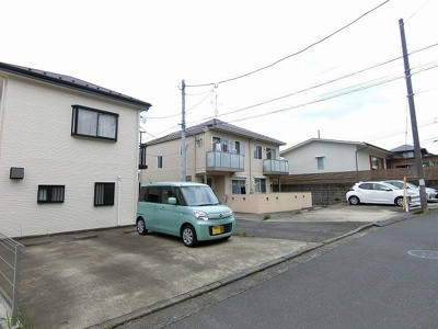 【駐車場】 | イーストヒルズ | いつでも目の届く敷地内に駐車場があります♪お車をお持ちのファミリーさんにオススメです☆