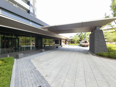 【エントランス】 | リヴァリエB号棟 | 京急大師線「港町」駅徒歩2分、JR東海道線「川崎」駅徒歩22分と好立地。