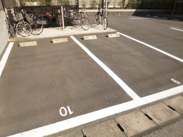 エクセルヴィレッジD棟の駐車場