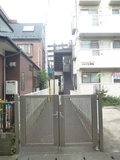 【その他共用部分】 | アパート入り口には門扉が付いています☆防犯対策にも有効ですね♪