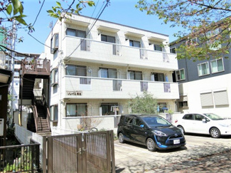 【外観】 | 小田急線「柿生」駅より徒歩7分の3階建てアパート♪通勤通学はもちろん、お買い物やお出かけにもGood☆コンビニも近くて便利な住環境です☆