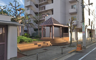 【エントランス】 | 「長居公園」まで徒歩3分。スーパー・ドラッグストア・コンビ二徒歩5分圏内にあります。