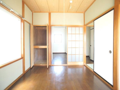 【寝室】 | グリーンガーデン No.7 | 照明器具付きの和室です。