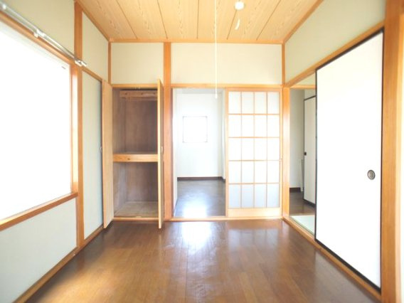 【寝室】 | グリーンガーデン No.7 | 照明器具付きの和室です。