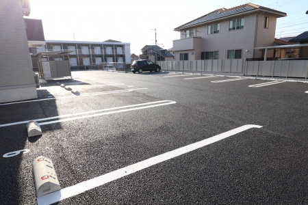 合志市幾久富のアパートの駐車場