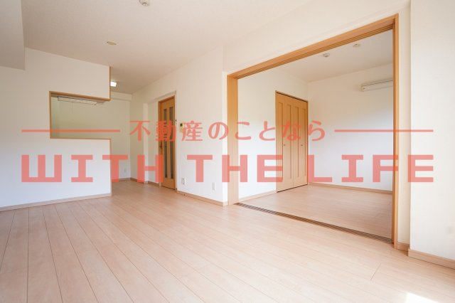 グリーンキャッスル【10,000円キャッシュバック対象物件】の居間・リビング|ゆったりとした居間です