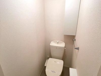 【トイレ】 | サニープレイス | トイレは温水洗浄便座付き♪人気のバストイレ別です♪小物を置ける便利な棚やタオルハンガーも付いています☆