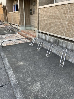 【その他共用部分】 | サニープレイス | 敷地内に駐輪場があります♪自転車はちょっとした移動手段に便利ですよね！