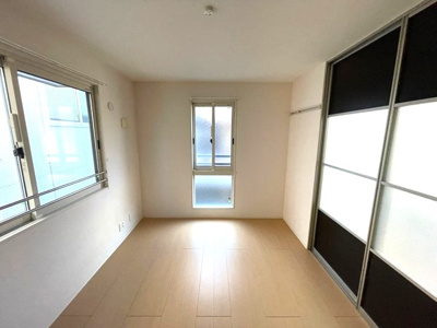 【洋室】 | サニープレイス | 洋室6.2帖☆角部屋二面採光のお部屋です！ベッドを置いて寝室にするのもオススメです☆壁にはピクチャーレールがあり、絵や写真が飾れます☆ハンガー掛けとしても便利！