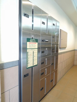 【その他共用部分】 | エンゼルハイム大倉山第3 | 不在時にもお荷物が受け取れる宅配ボックス。
最近はネット通販がとても便利でお買い得になってきました。そんな時宅配ボックスがあればいつでも最短で受け取ることが出来るのでとても便利です。