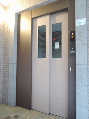【その他共用部分】 | エンゼルハイム大倉山第3 | エレベーターも完備！
やはりエレベータが有るのと無いのでは天と地の差です！