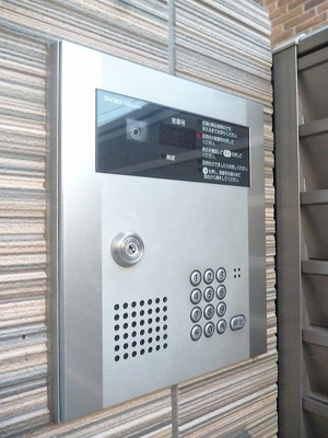 【エントランス】 | スペイサイド | 共用エントランスは不審者の侵入を未然に防ぐオートロック付き！防犯対策充実しています◎