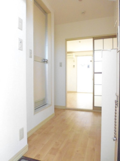 【展望】 | 玄関から室内への景観です！キッチンと洋室の間には扉があるので冷暖房効率がいいですね♪