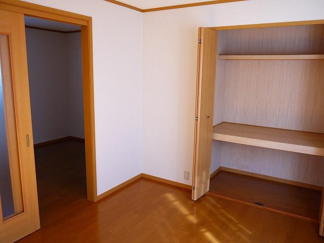 ガレリアの洋室|明るい洋室です
