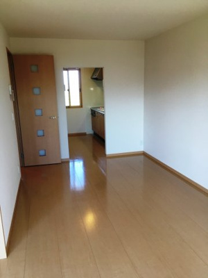 【居間・リビング】 | ルミエール・ルナ | こちらの居間で趣味の時間をお楽しみください