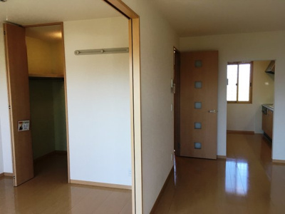 【居間・リビング】 | ルミエール・ルナ | こちらのリビングで趣味の時間をお楽しみください