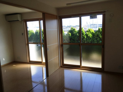 【居間・リビング】 | ルミエール・ルナ | ゆったりとしたリビングです