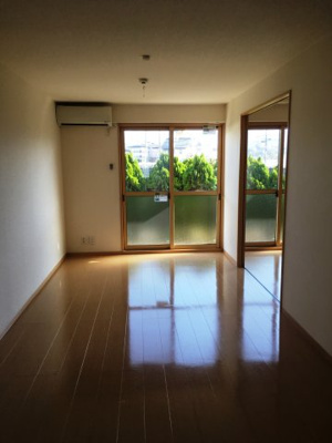 【居間・リビング】 | ルミエール・ルナ | 使いやすい居間です