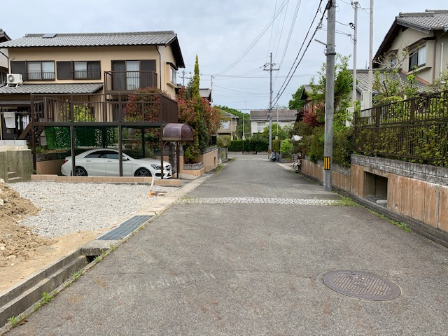三田市富士が丘４丁目　新築戸建の前面道路含む現地写真