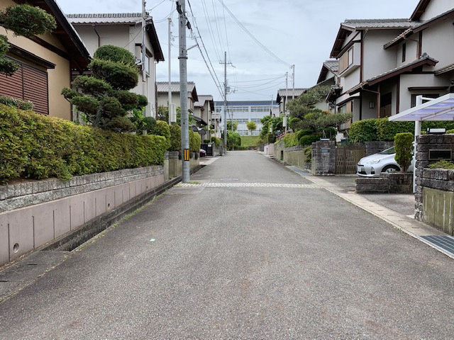 三田市富士が丘４丁目　新築戸建の前面道路含む現地写真