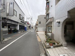 【前面道路含む現地写真】