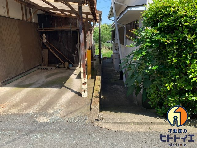 西牟田売地の外観|隣地との境。