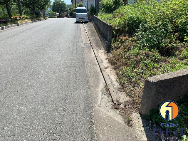 西牟田売地の前面道路含む現地写真|南側前面道路です。
