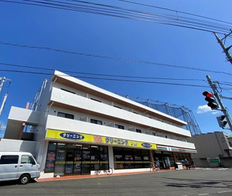 【外観】 | 複数沿線利用可能な「日吉」駅まで徒歩圏内！鉄筋コンクリートの3階建てマンションです♪1階にコンビニがあるので急なお買い物にも便利♪