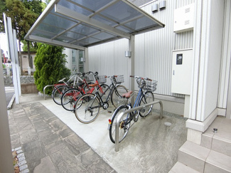 【その他共用部分】 | 屋根付きの駐輪場で雨が降っても大切な自転車が濡れなくてすみますね♪駅から自転車もおすすめです！