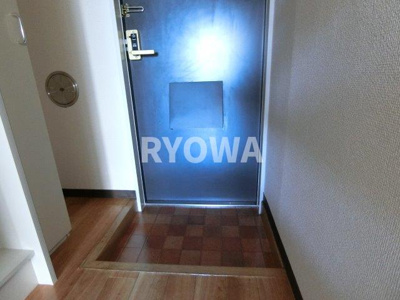 【玄関】 | レオパレスアーバンライフ | 掲載の写真は退去前の写真となります。