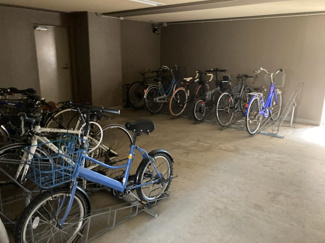 【その他共用部分】 | 屋内駐輪場で雨が降っても大切な自転車が濡れなくてすみますね♪自転車はちょっとした移動手段に便利ですよね！