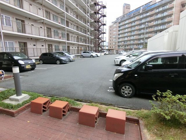 大久保スカイハイツの駐車場