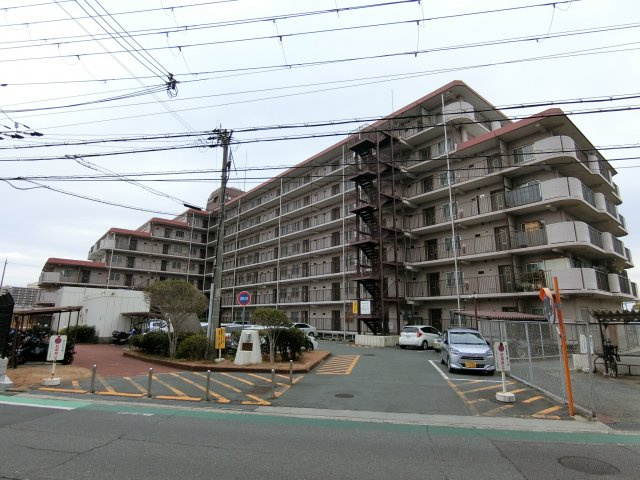大久保スカイハイツの外観|風格ある佇まいのマンションです