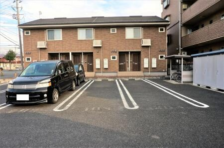 ファミーユあずまの駐車場