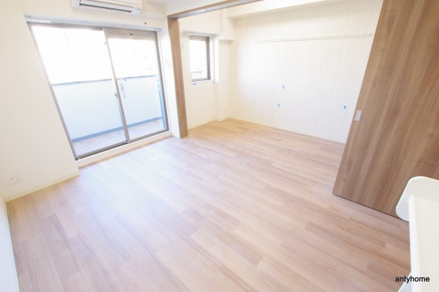 プレサンス新大阪イオリア　仲介手数料無料の居間・リビング